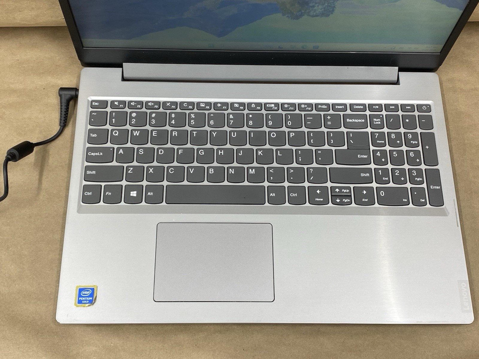 Lenovo 81LG – 15.5″ HD – CPU 5405U – 8GB – 256GB SSD – Win 11 Pro – READ