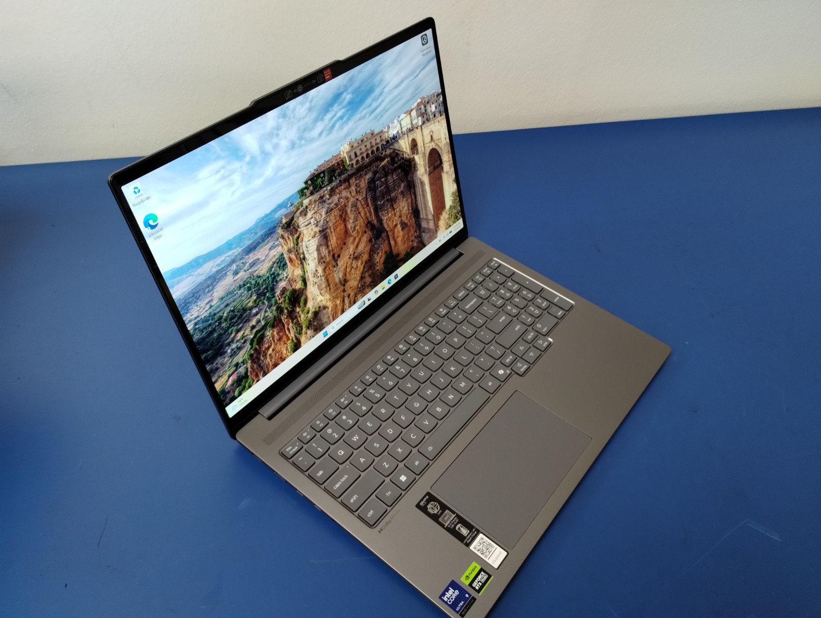 LENOVO IdeaPad Pro 5 1IAH10, Intel Core Ultra 9 285H, 2.90 GHz 32 GB, 1 TB NVMe