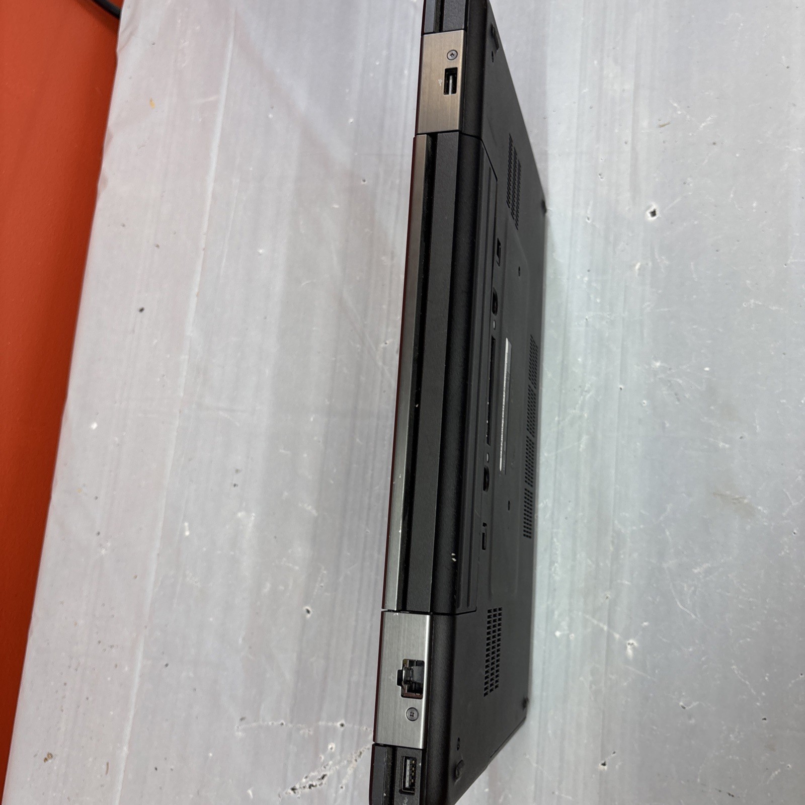 DELL LATITUDE E5540 Laptop w/ Intel Core i5-4310U 2.00 GHZ + 4 GB *tested