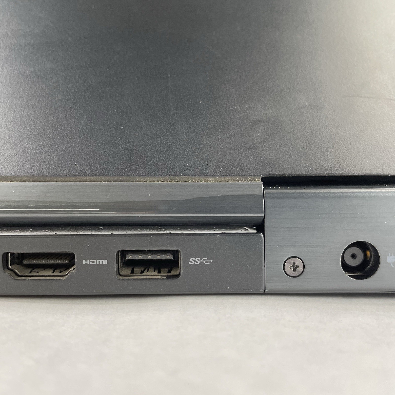 Dell Latitude 5580 15.6″ i5-7300U 2.6 GHz 8 GB RAM No SSD/OS/AC – Bad Back Edge