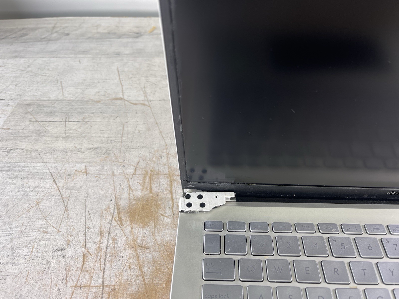 ASUS VIVOBOOK 15 S532F i5-10210U @ 1.60 GHz, 8GB RAM, NO HDD/OS – (FOR PARTS)