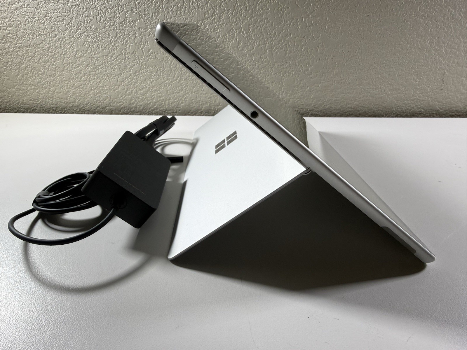 Microsoft Surface Pro 8 (1982) i5-1145G7 – 16GB RAM – 256GB 120Hz – Win 11 Pro