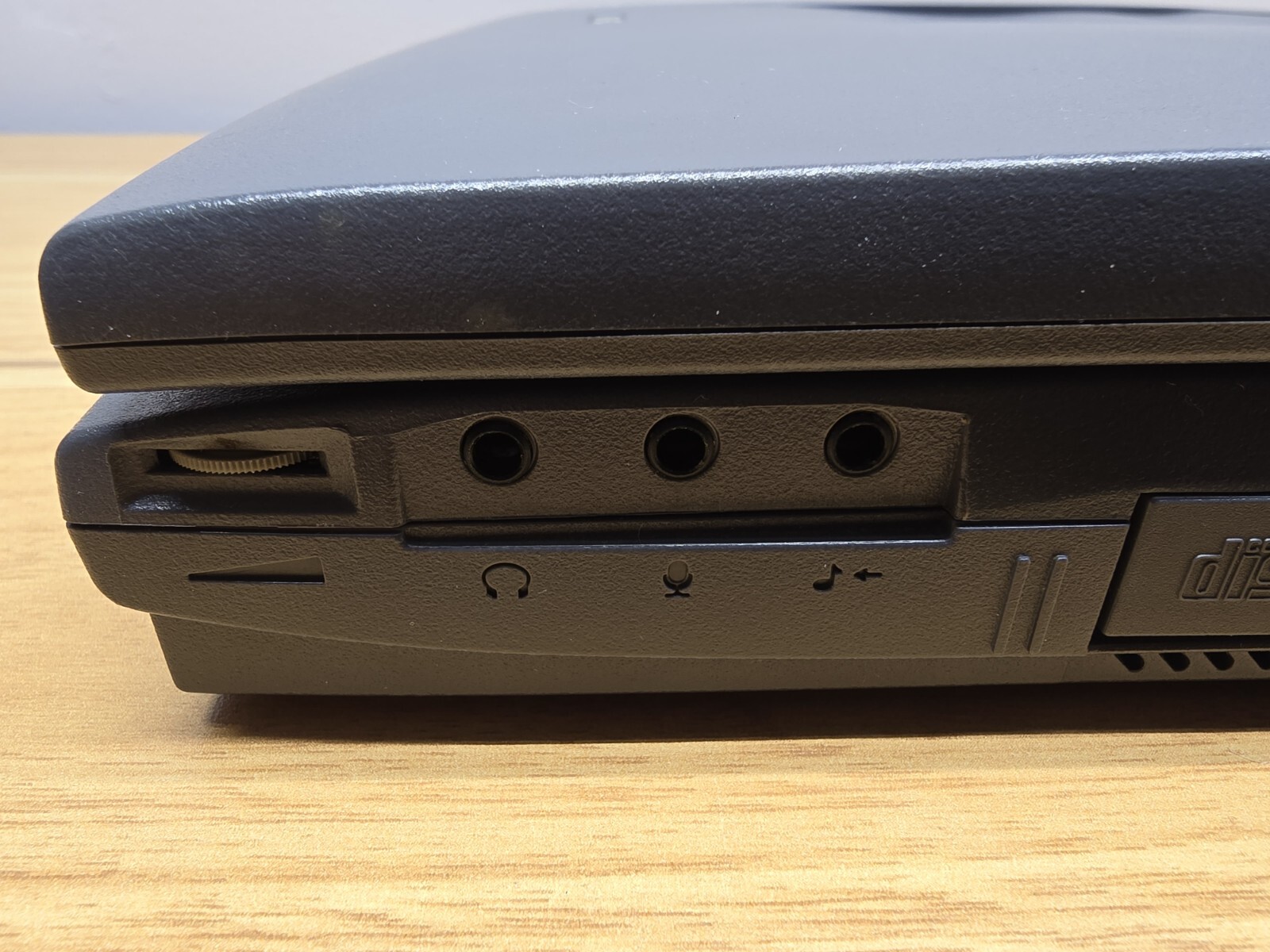 Toshiba Satellite 2535CDS Laptop No Power Adapter Screen Intact – For Parts Only