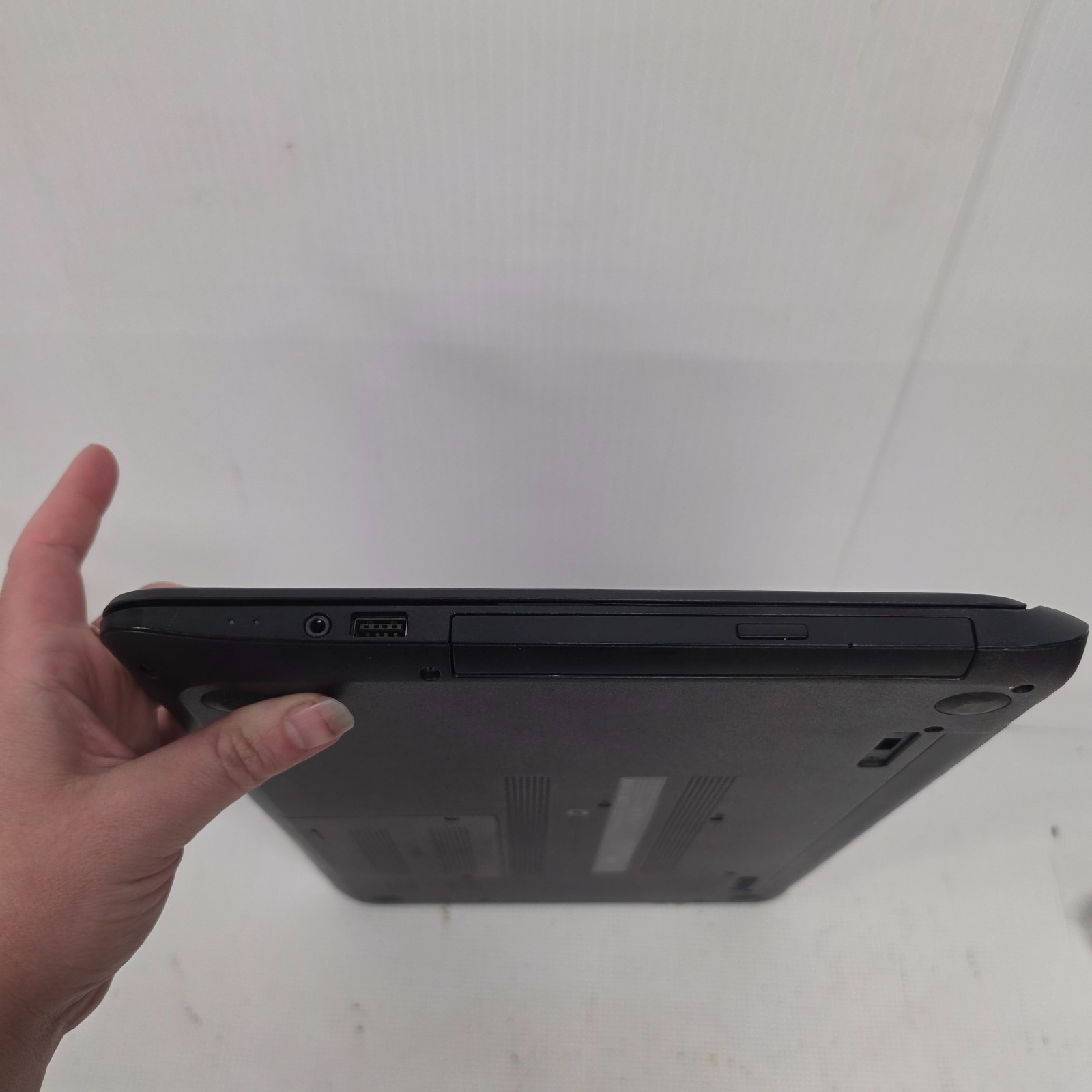 HP 15-f387 AMD A8-7410 R5 2ghz 4GB ran 15.6″ BAD KEYBOARD WONT POWER ON
