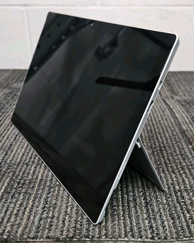 Microsoft 1724 Surface Pro 4 128G with Keyboard – FOR PARTS-BAD BATTERY