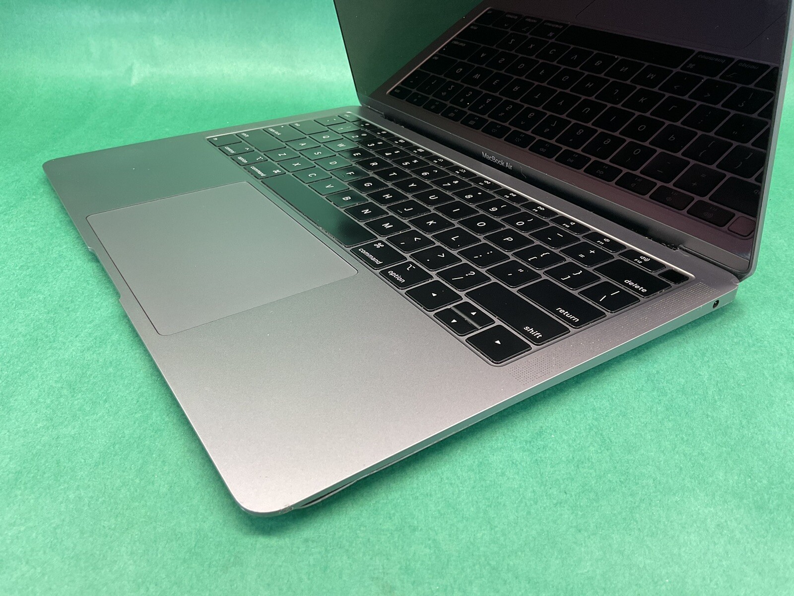 Apple MacBook Air A1932 13” Laptop – FOR PARTS – UNTESTED