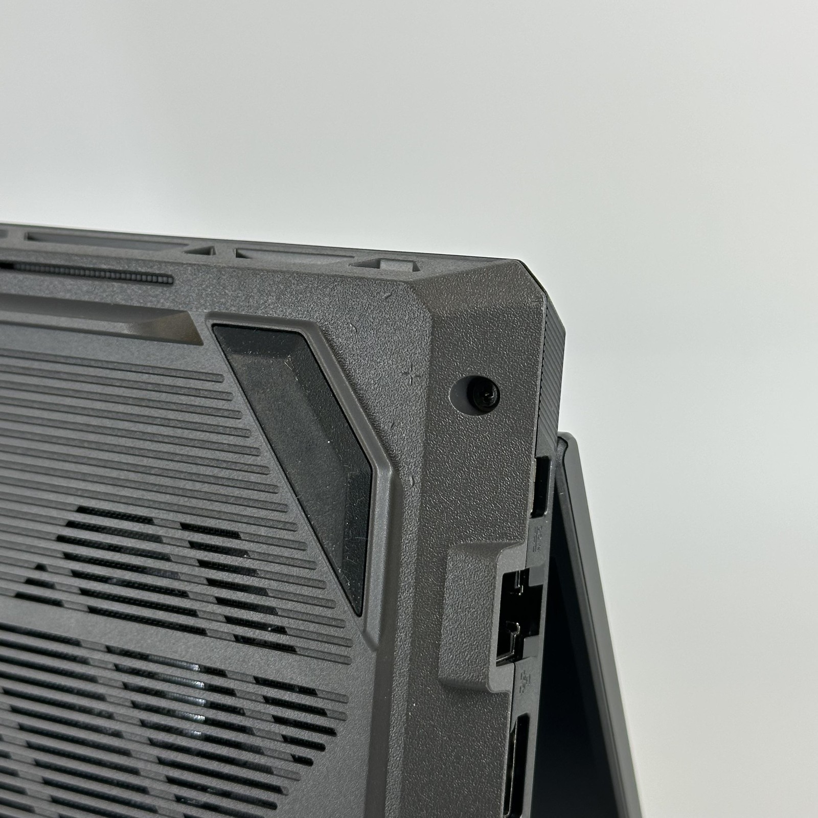 Asus TUF F16 165Hz FHD+ 2.2 GHz i7-14650HX 16GB 512GB SSD RTX 5060 BENT FRAME