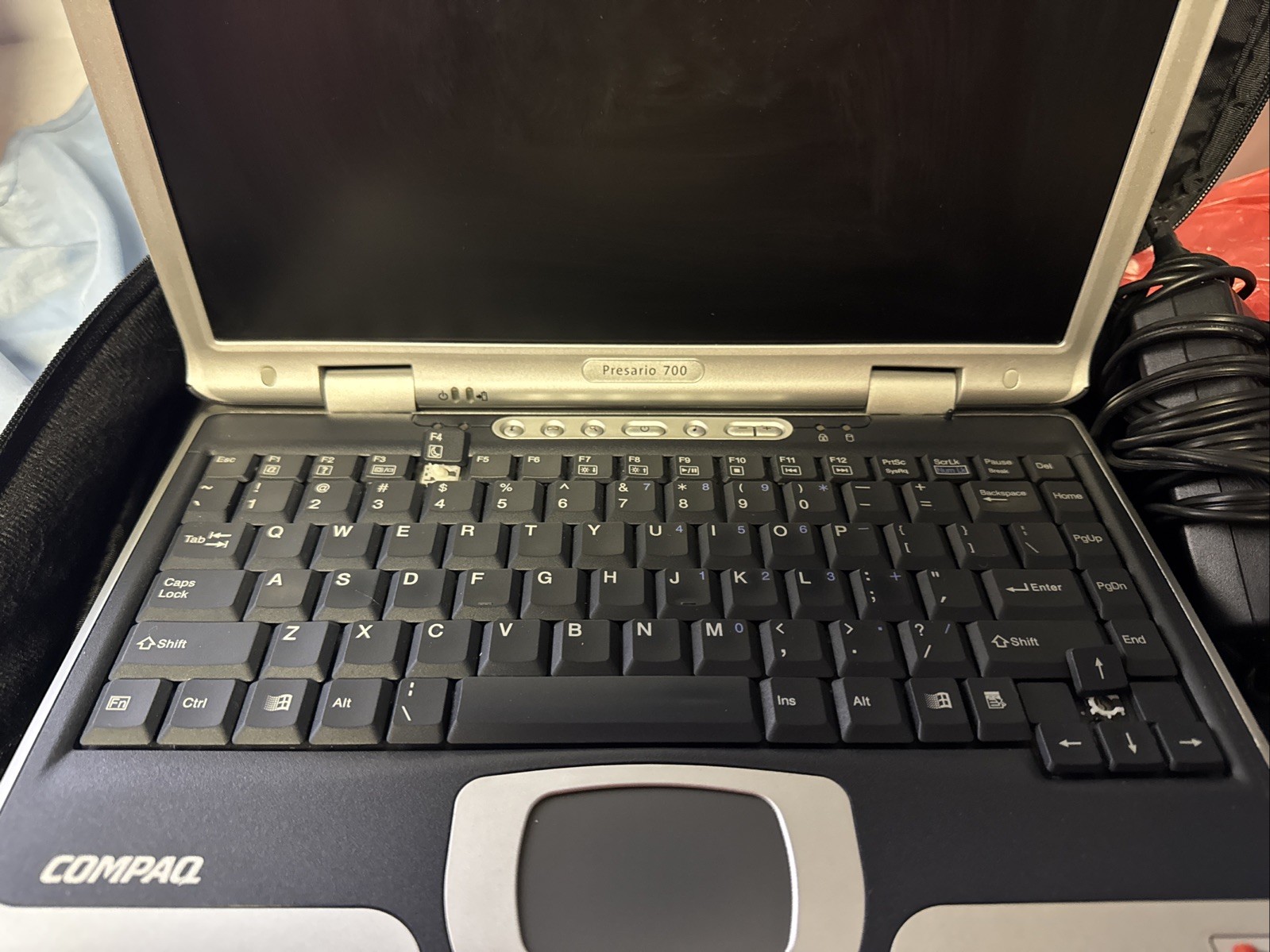 COMPAQ PRESARIO 700 14,1″ AMD DURON 600 MHz 400 MB RAM 20GB HDD WINDOWS XP !!
