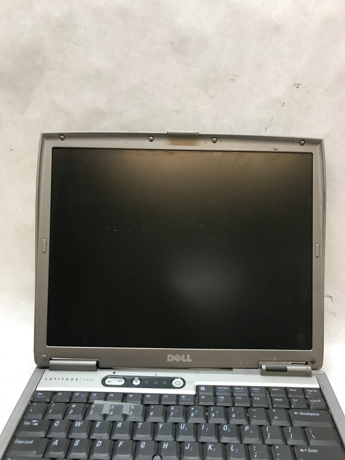 Dell Latitude D600 14.1″ Intel Pentium NO RAM NO HDD/OS For Parts NO POWER – DW