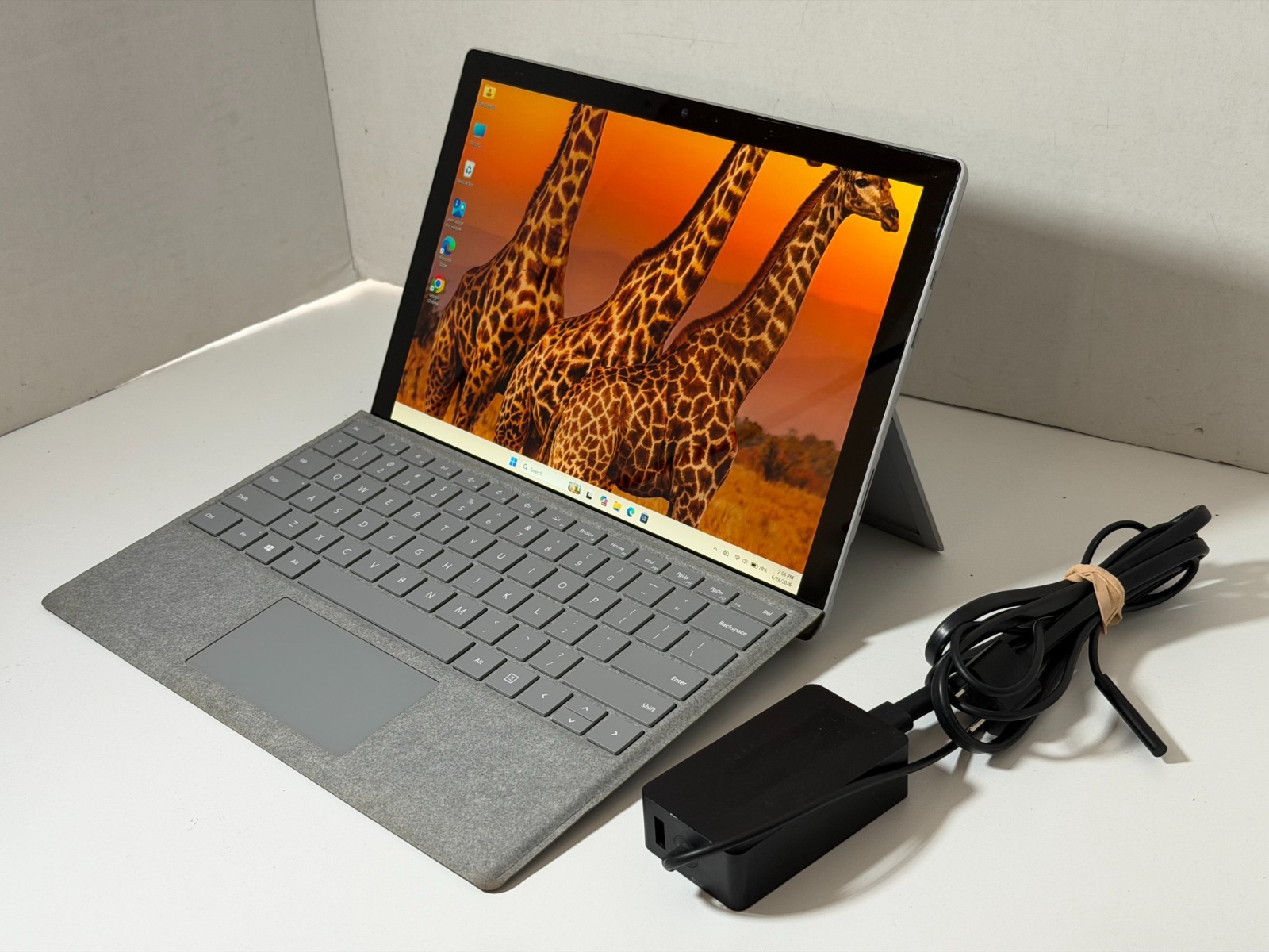 Microsoft Surface Pro 5 1796 12.6″ i7-7660U 8GB 256GB SSD with Keyboard