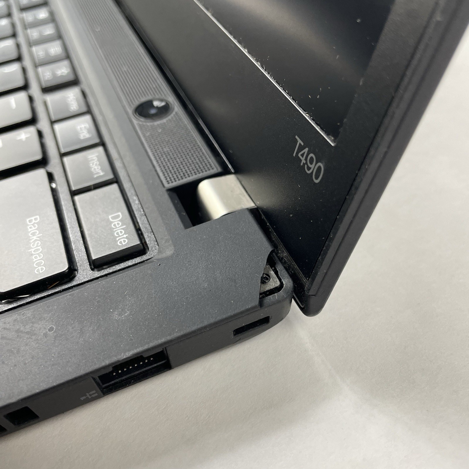 Lenovo ThinkPad T490 14″ i5-8365U 1.60 GHz 8 GB RAM No SSD/OS/AC – Bad Hinge