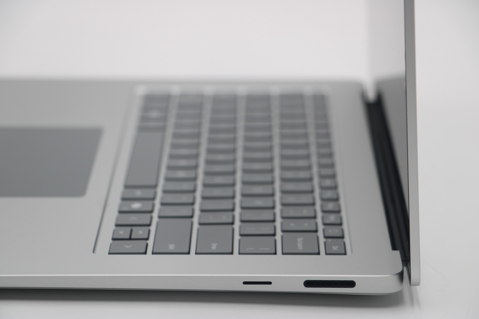 NEW – Microsoft Surface Laptop 7 13.5″ *Snapdragon X Plus/ 16GB RAM/ 256GB SSD*