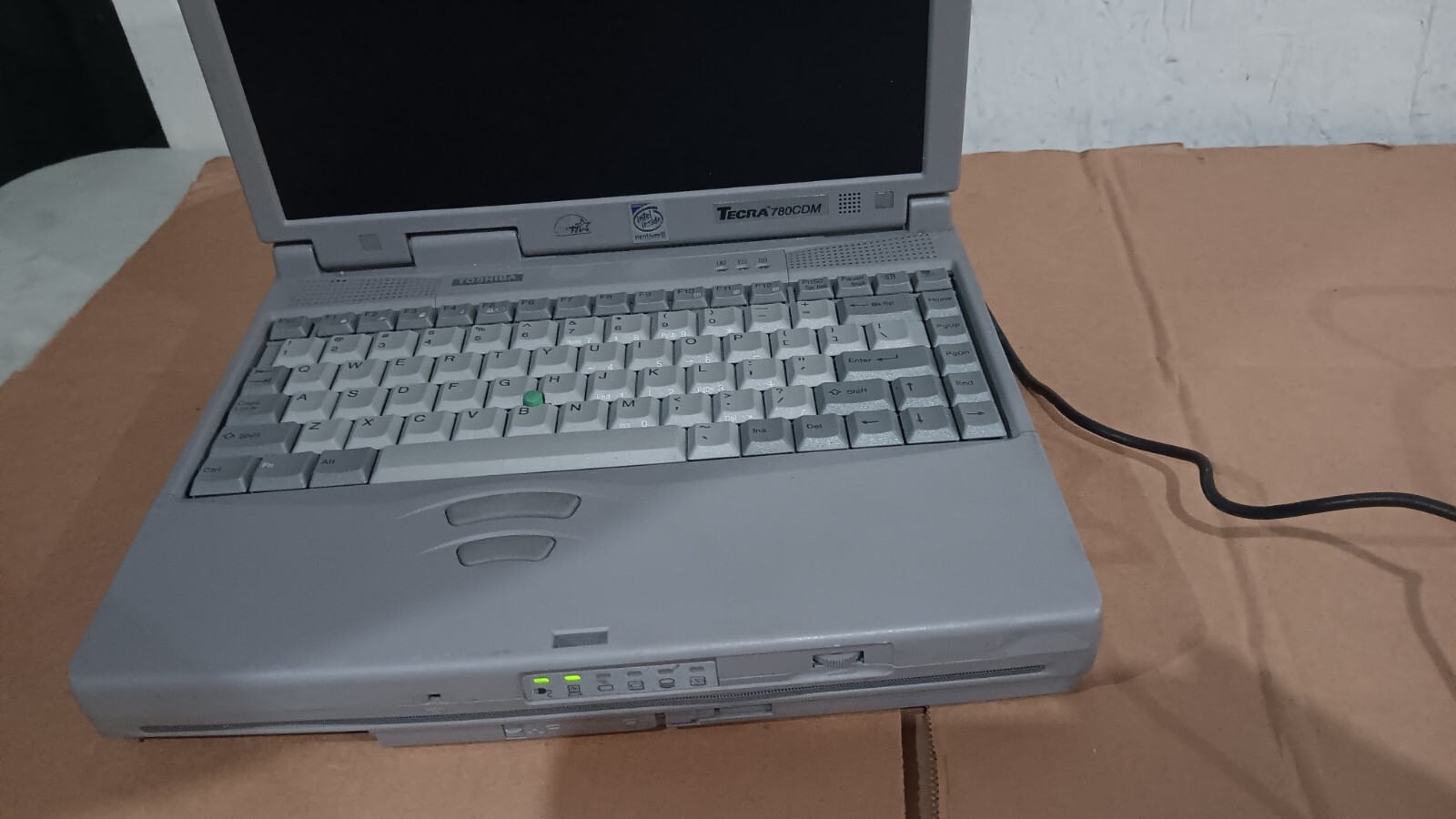 Vintage Retro Toshiba Tecra 780CDM Laptop Intel P2 @ 266 MHz 13.3″ LCD Screen CD