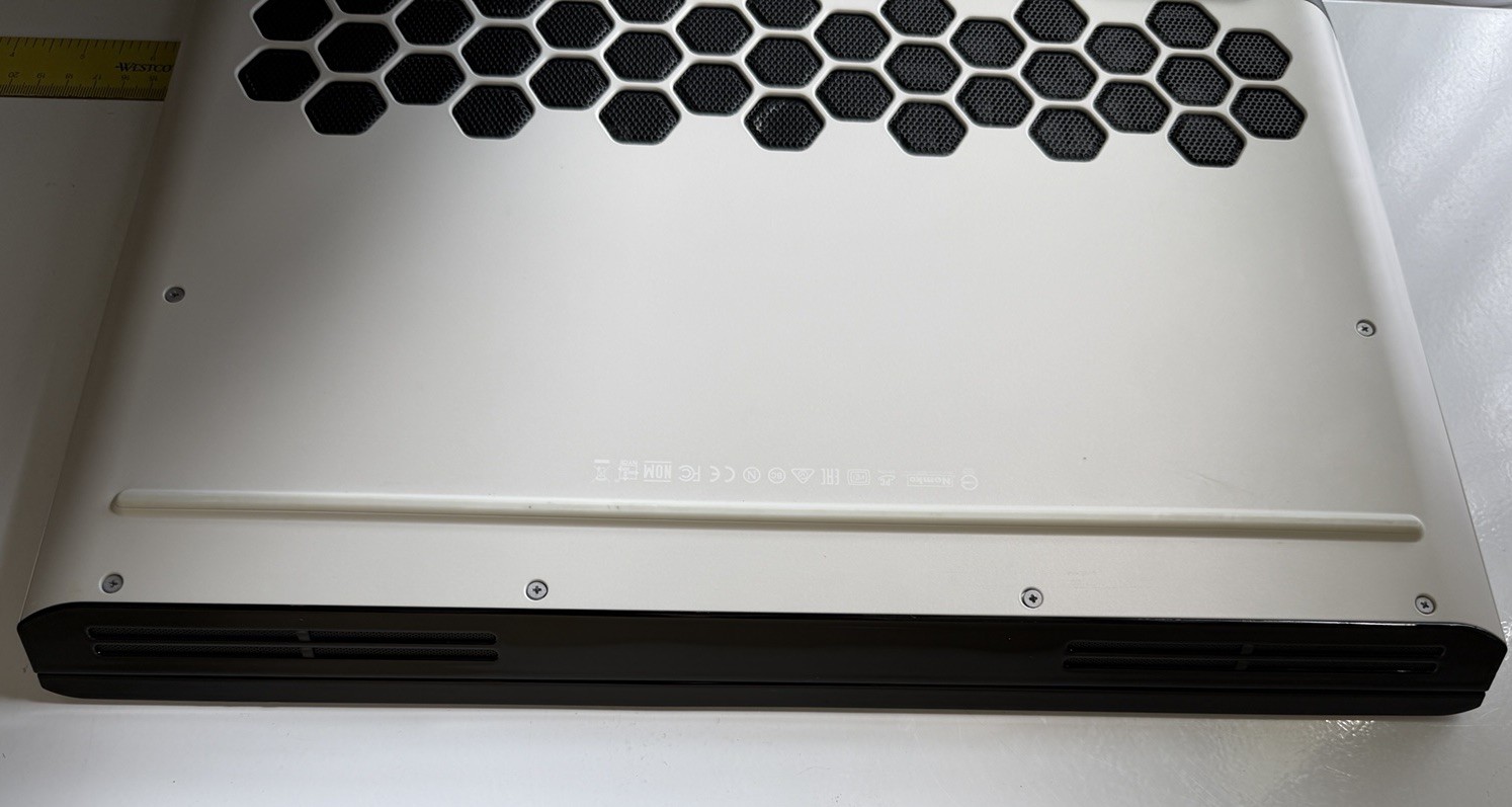 Dell Alienware Area-51m i9-9900K 3.60 64GB DDR4 256 GB M.2 RTX 2080 144mhz