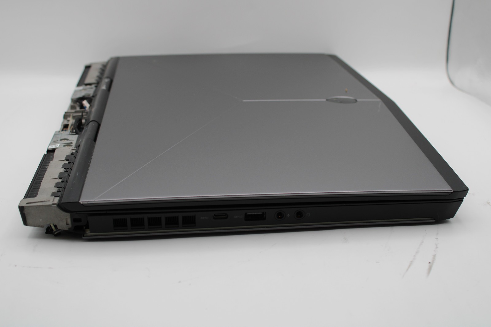 Alienware 15 R3 i7-7700HQ No RAM No SSD No OS No Power *PARTS / BAREBONES