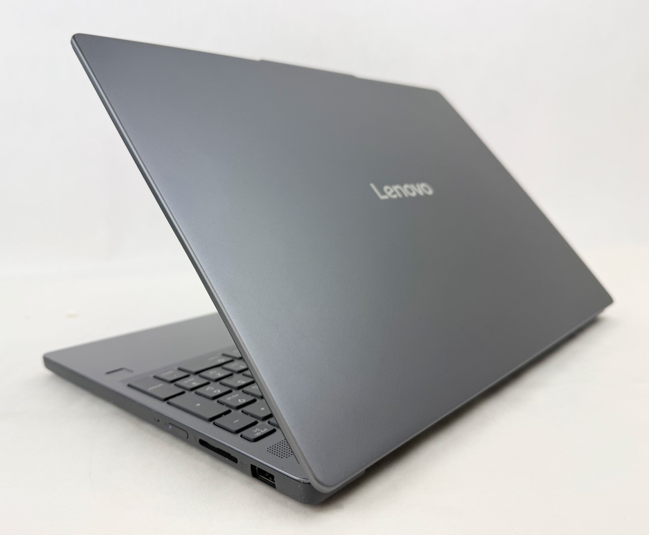 Lenovo IdeaPad Slim 3 15Q8X10 15.3″ WUXGA Touch Snapdragon X 16GB 1TB W11H Dents