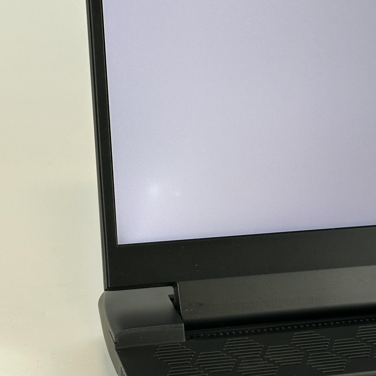 Dell Alienware m15 R7 240Hz 2K 2.5GHz i9-12900H 32GB 1TB SSD RTX 3080 WHITE SPOT