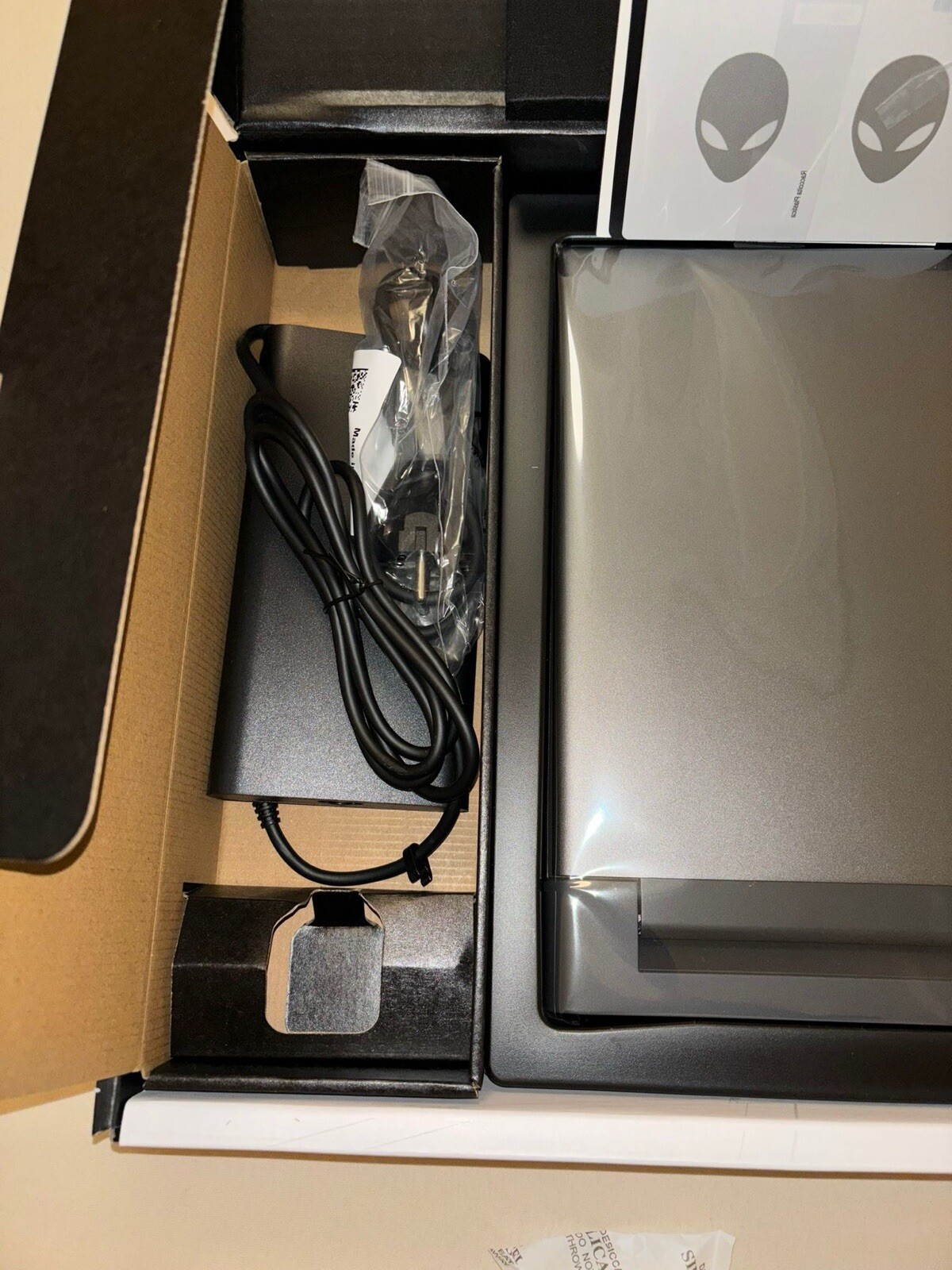 Alienware m18 R2 18•18 inches•14900HX•32GB•4070 RTX•2560 x 1600•6Cell 6-cellWh