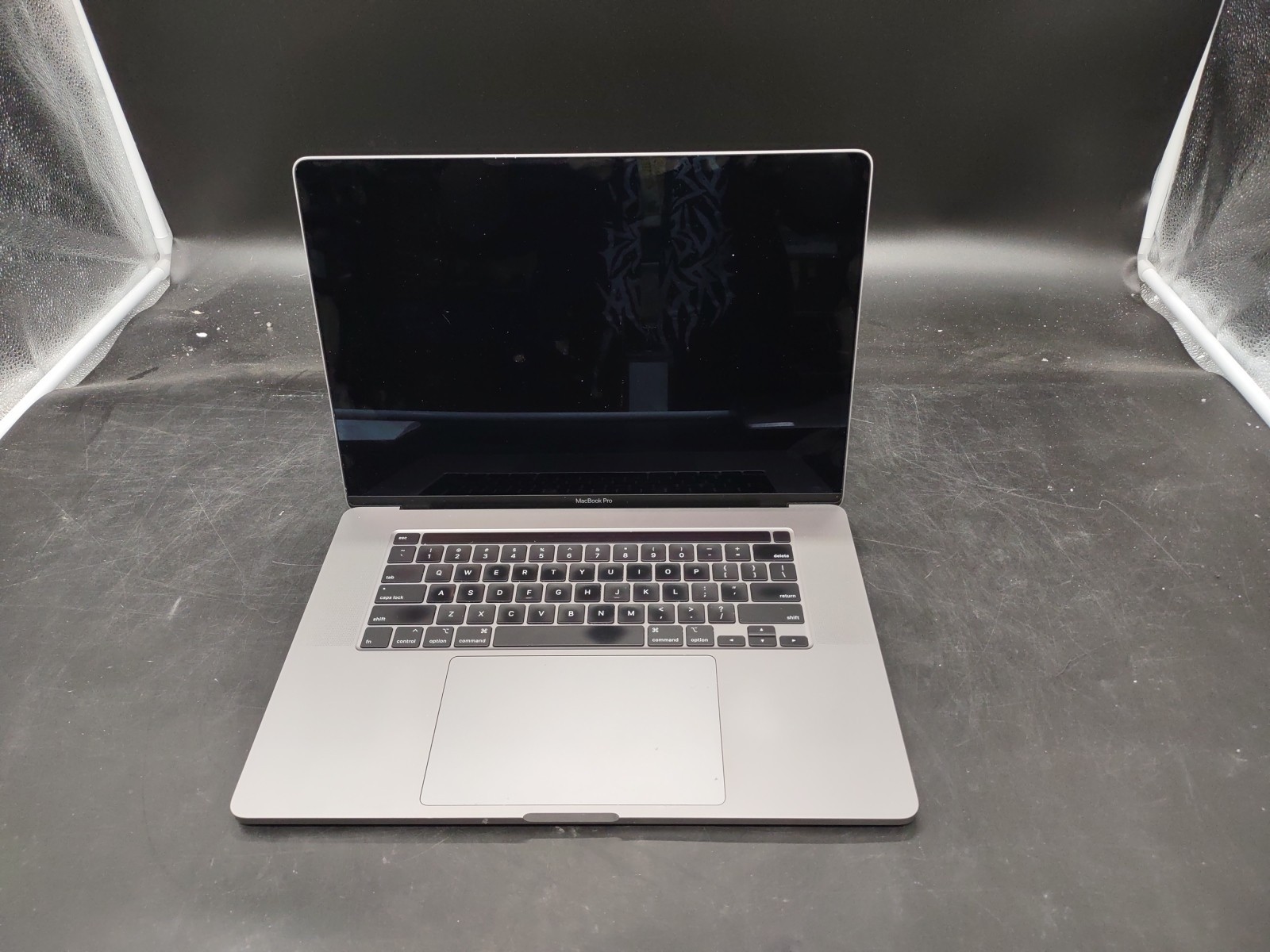 Macbook Pro 16,1 A2141 i7 9750H @ 2.60GHz 16GB RAM 500GB NVME Tahoe OS