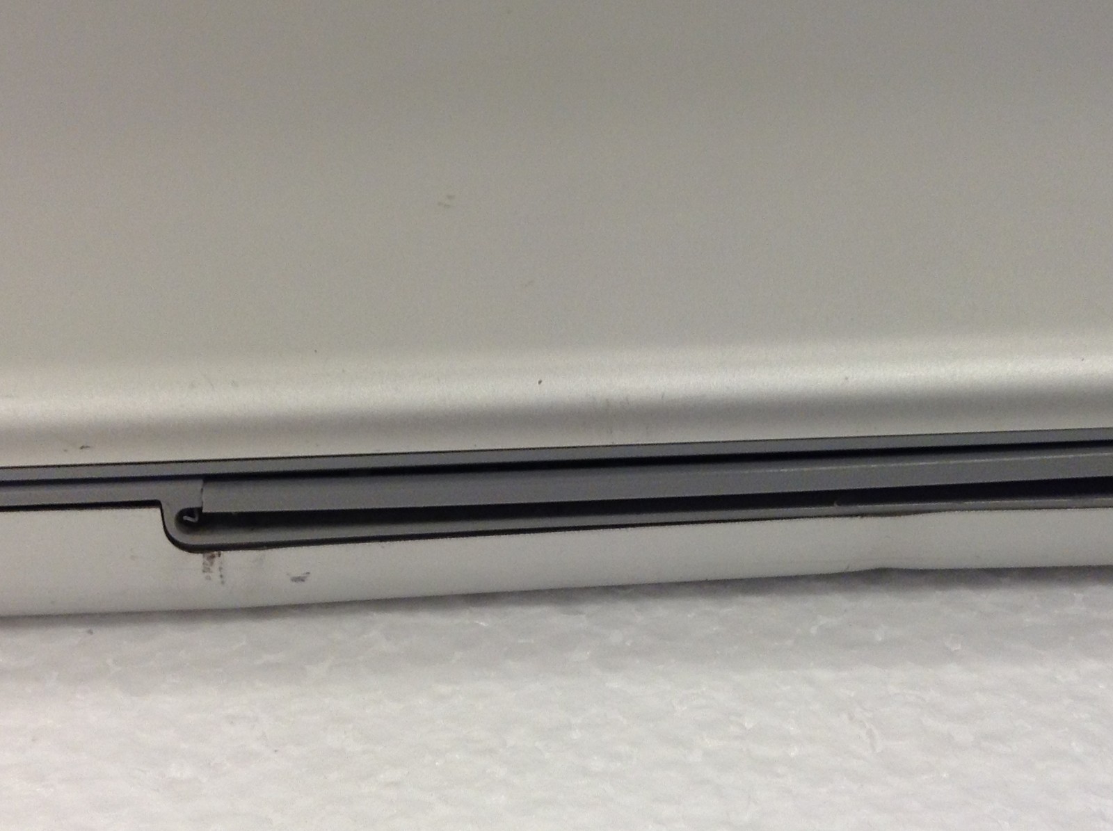 Apple MacBook Pro A1229 17″ Laptop Core 2 Duo 2.4GHz 4GB AC Power Adapter AS-IS