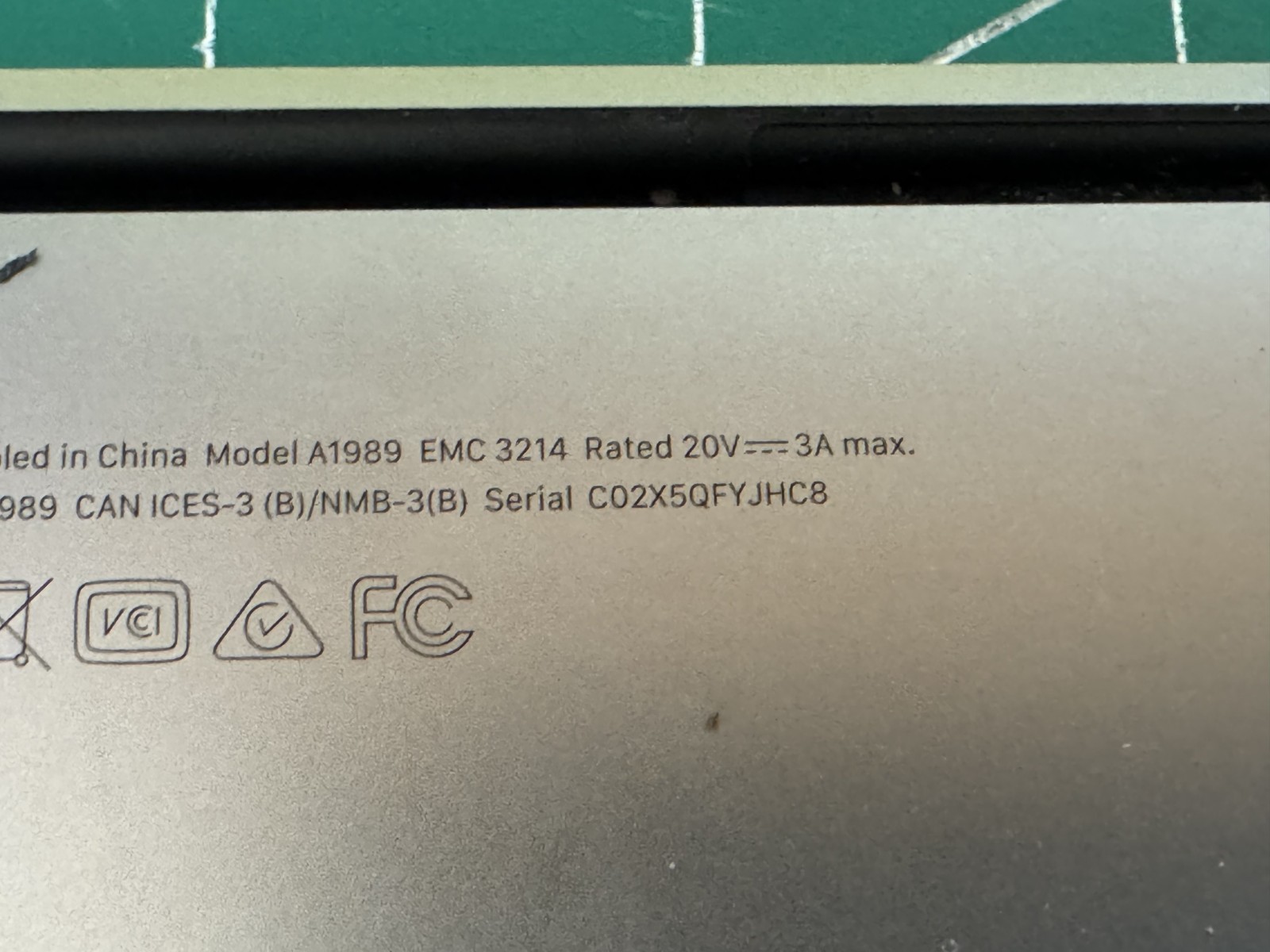 APPLE MACBOOK PRO A1989 WON’T TURN ON FOR PARTS AS-IS SEE PHOTOS
