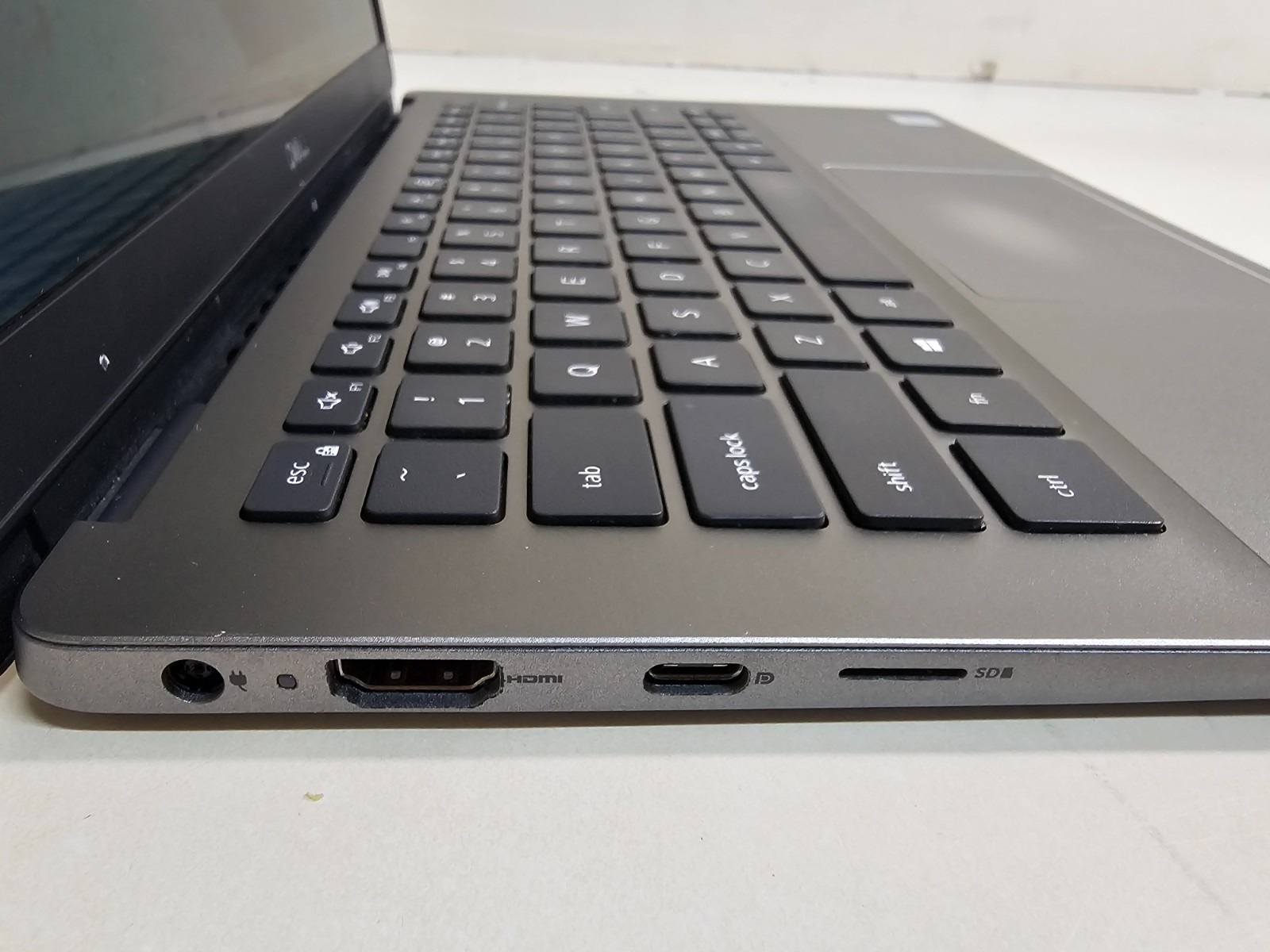 Dell Latitude 3301 Laptop – 1.8 GHz i7-8565U 8GB 256GB SSD Wi-Fi Cam 13.3″ – SP1