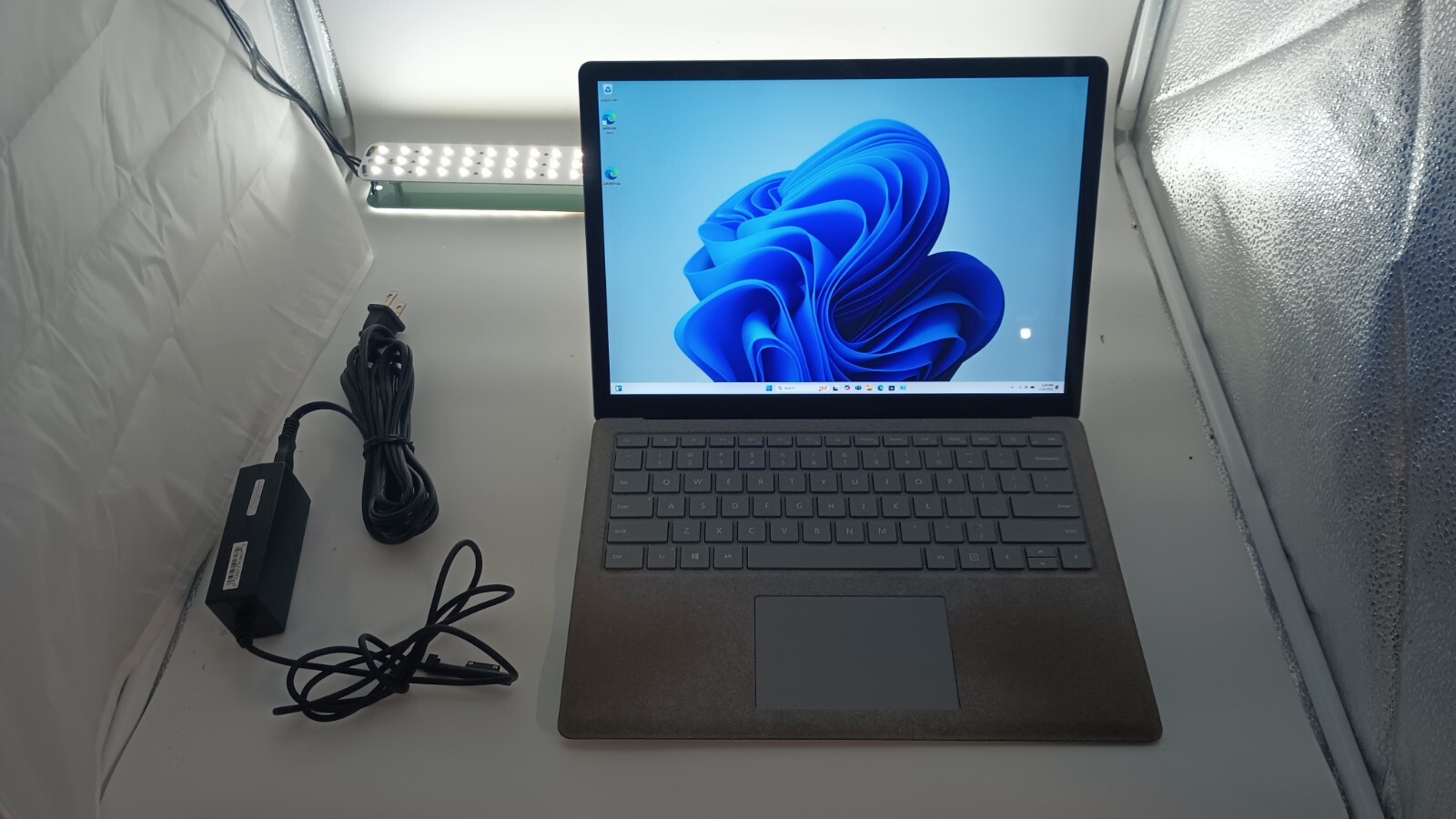 Surface Laptop 2 (3281) w/charger.i5-8350U.8GB.13.5″2k Touch.256GB M.2.W11Pro