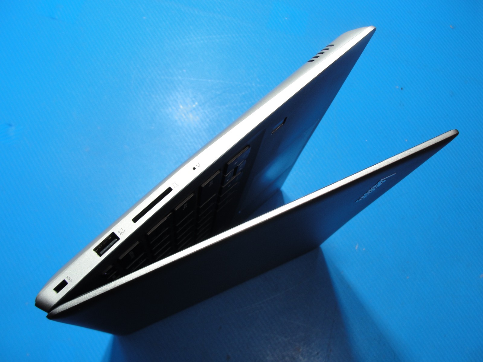 Lenovo IdeaPad 520S-14IKB 14”FHD i5-8250U 1.6GHz 8GB 1TB HDD Win11 Home+Charger