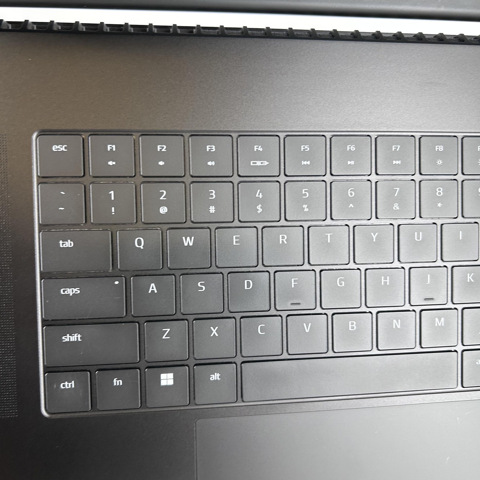 Razer Blade 18 240Hz QHD+ 2.2 GHz i9-13950HX 32GB 1TB SSD NVIDIA RTX 4060 Good