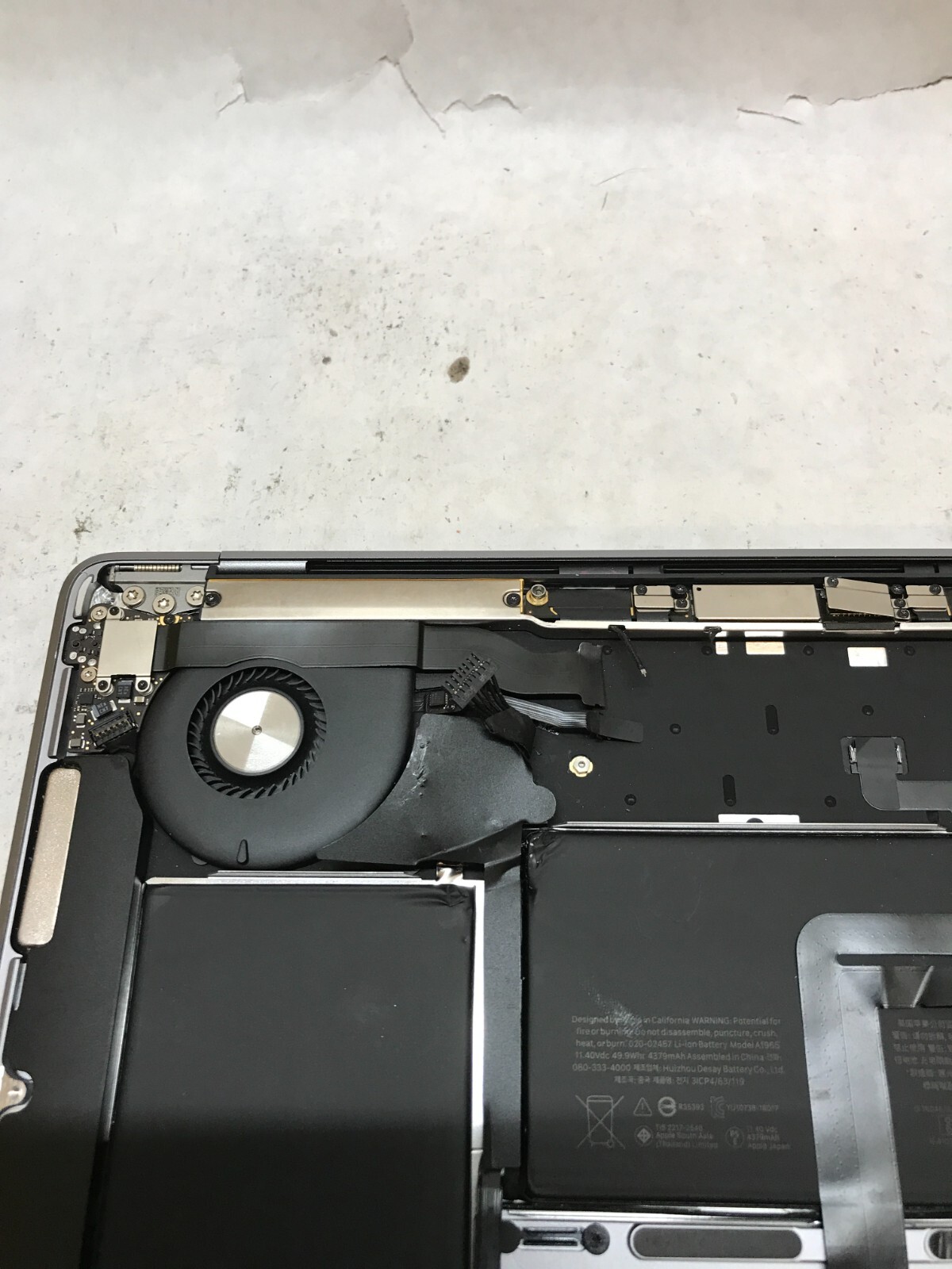 Apple MacBook Pro Touch 2018 A1990 Palmrest NO MOTHERBOARD For Parts/Repair – DW