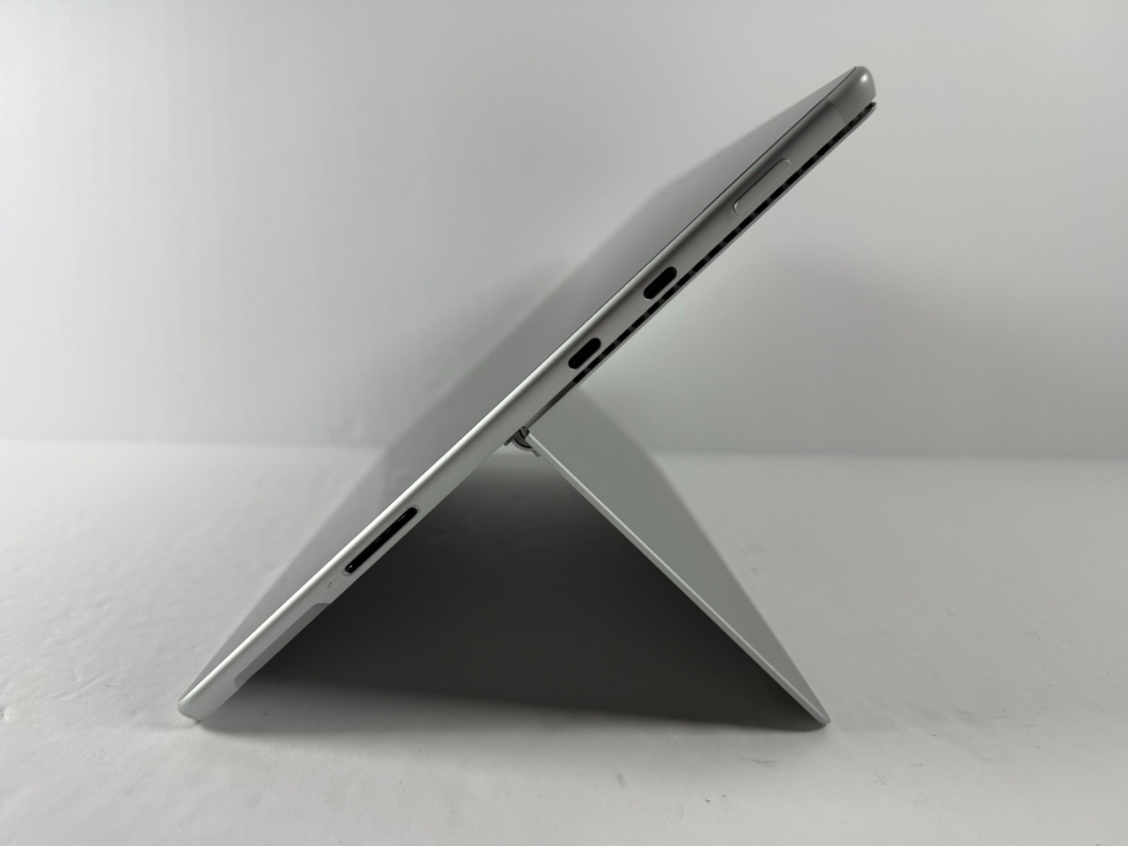 Microsoft Surface Pro 8 (1982) i5-1145G7 – 16GB RAM – 256GB 120Hz – Win 11 Pro