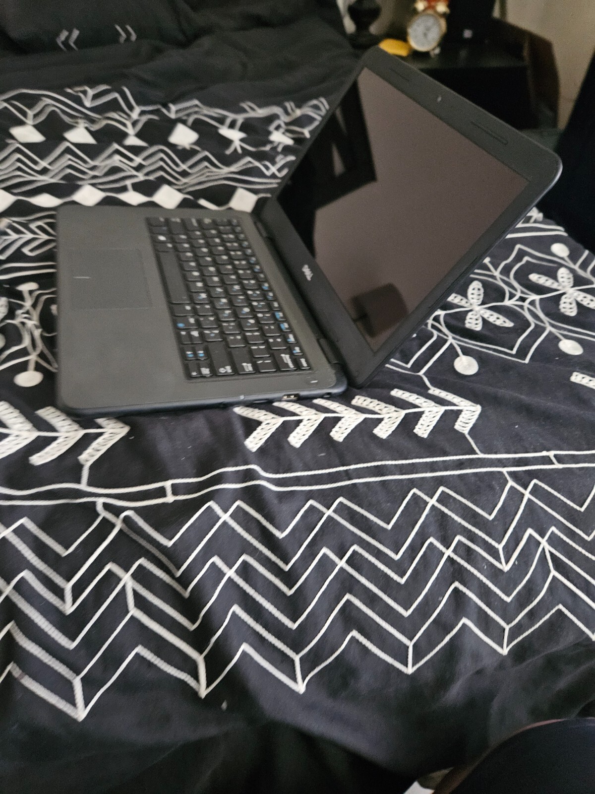 DELL Latitude 3300 13.3″ Core i3 7th Gen 8GB RAM 256GB SSD Win 11 Pro + Charger