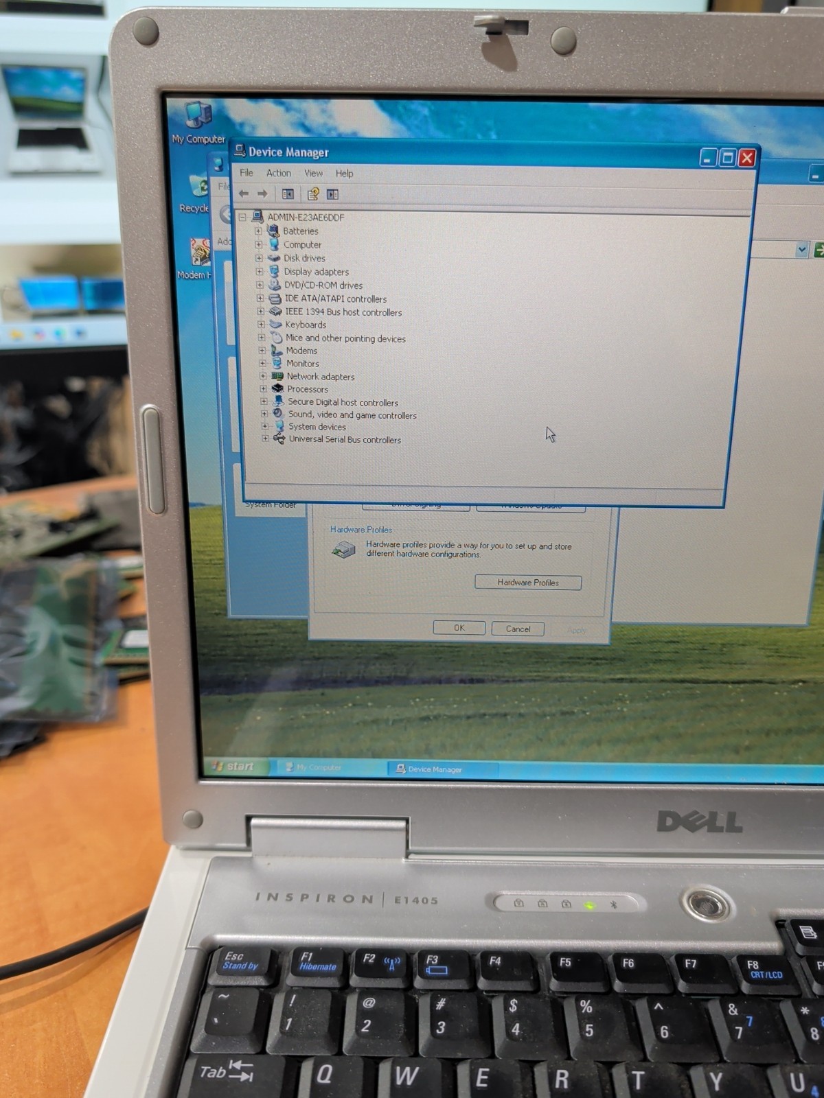 Dell Inspiron E1405 2 GB Ram, 80 GB HDD, 1.6 Ghz C2D Windows XP W/Charger
