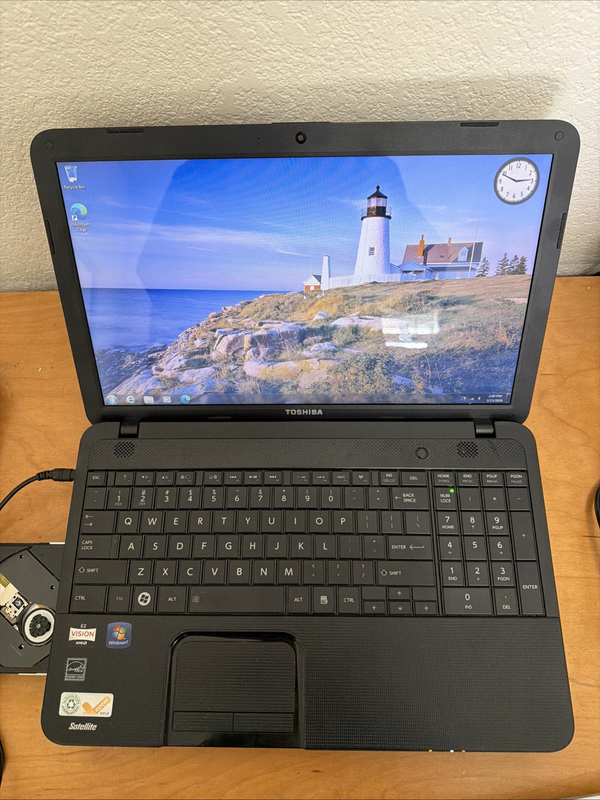 Vintage Windows 7 TOSHIBA Satellite C855 15″ Laptop AMD E2, 4gb, 160gb HDD, DVD