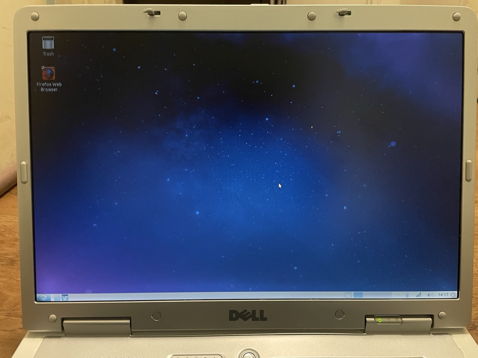 Dell Inspiron 9300 Laptop Linux 18″ PentiumM 1GB + Charger & CarryingCase Wi-Fi