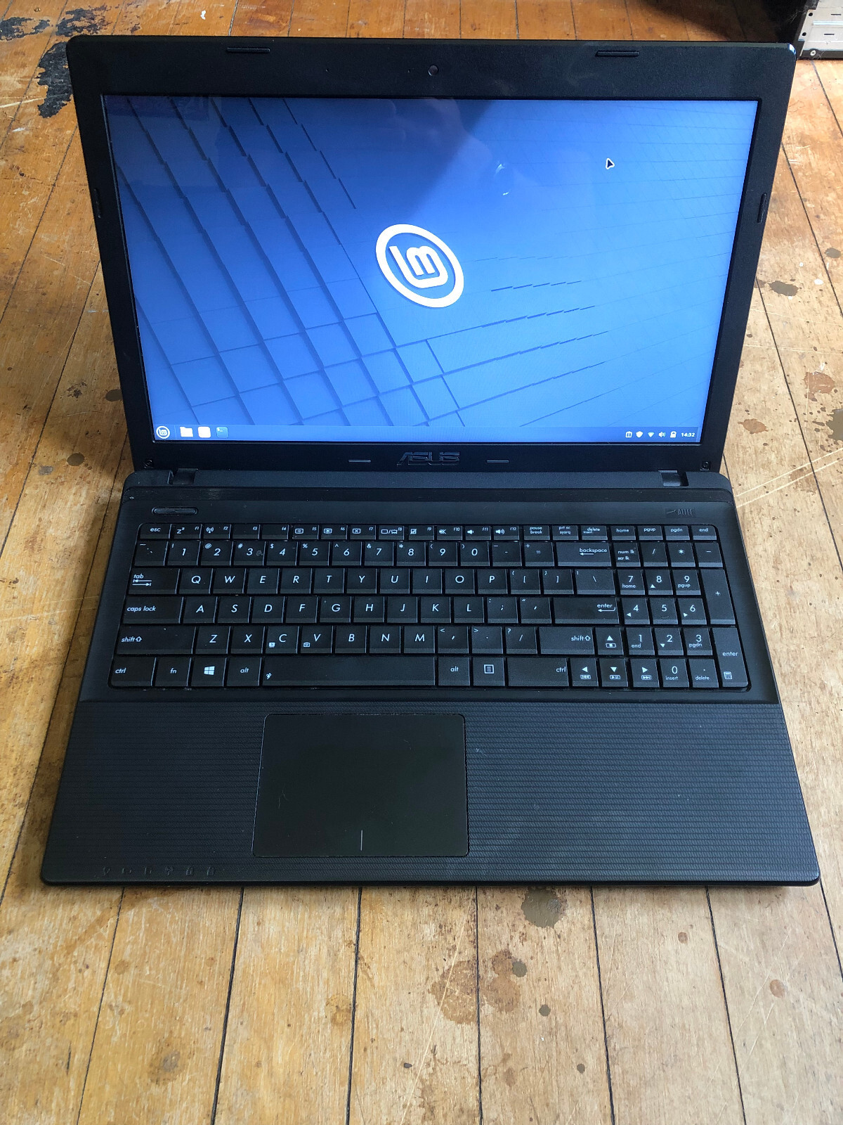 Asus R503u (8 GB RAM, AMD E2-1800, 128 GB SSD, Linux Mint)