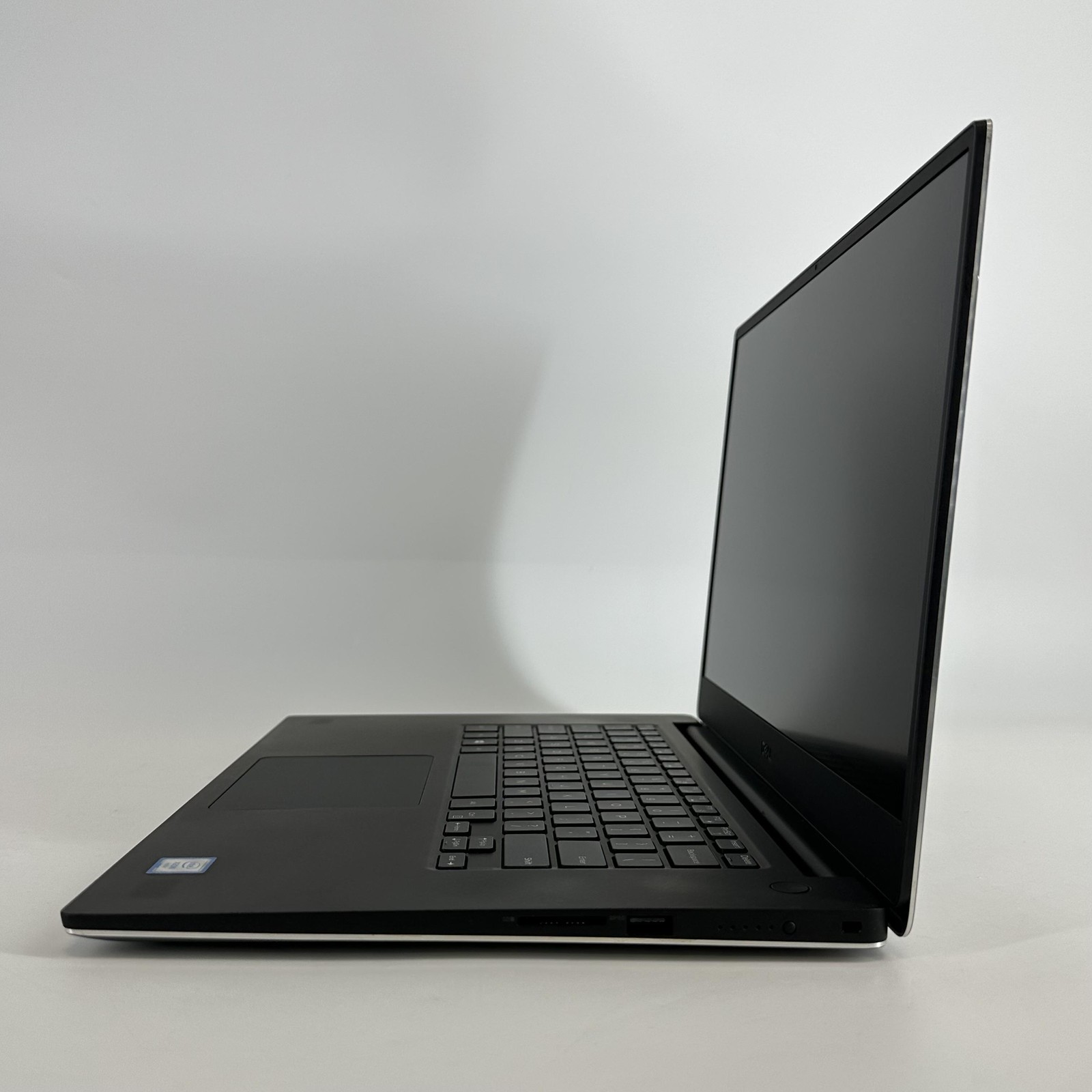 Dell Precision 5540 15.6 FHD Xeon E-2276M 2.80GHz 64GB 2TB SSD Quadro T2000 Good