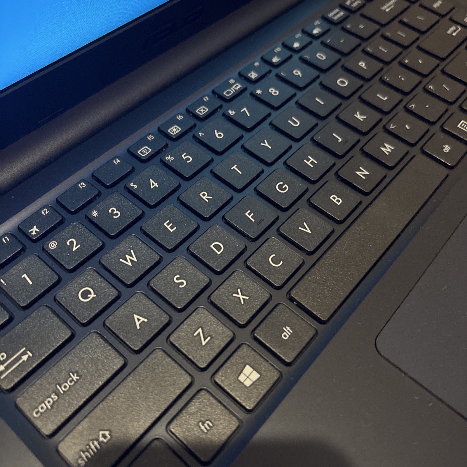 ASUS L402W Laptop Computer & Charger 4GB Ram Windows 10 S AMD E2 NEEDS BATTERY