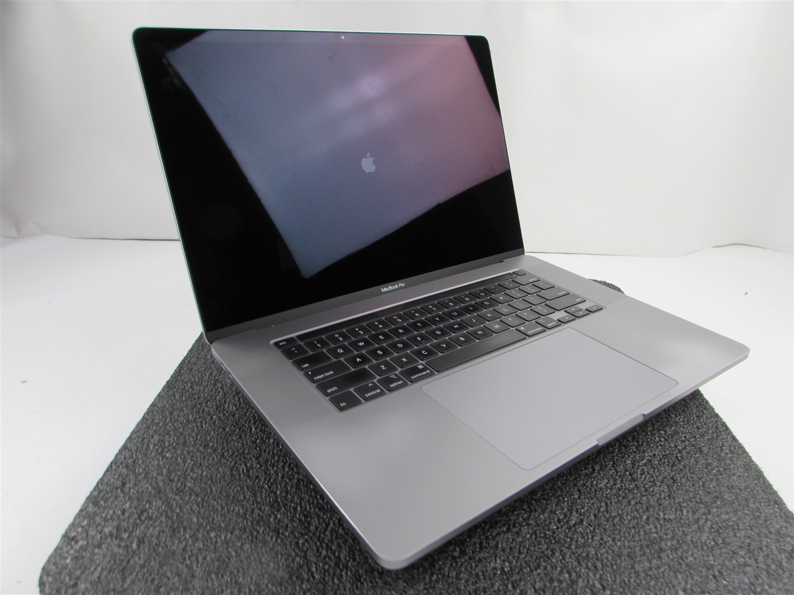 APPLE MACBOOK PRO A2141 3072X1920 I9-9980Hk 1TB SSD 32GB RAM AMD GPU NO O.S