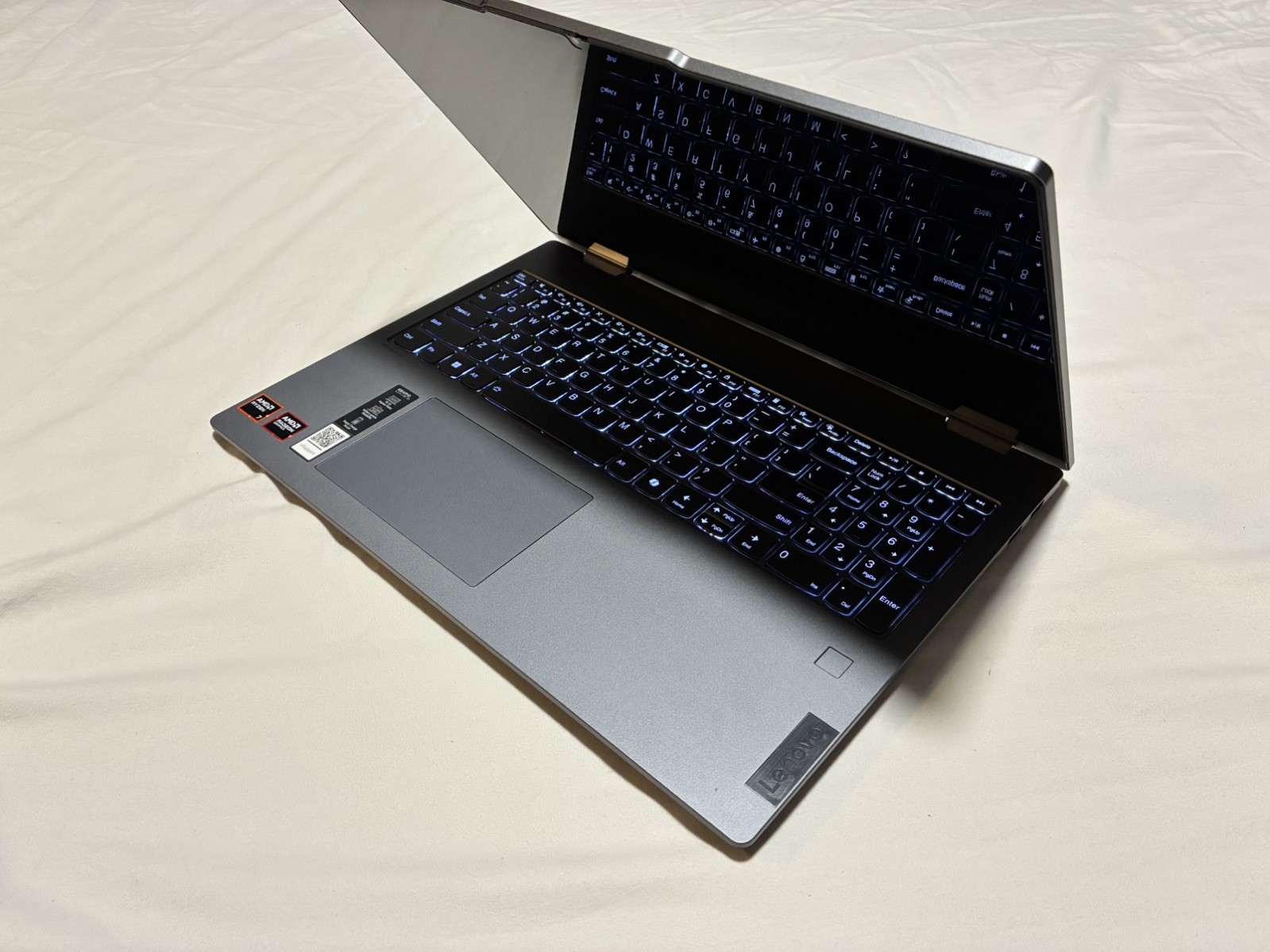 Lenovo IdeaPad 5 2 in 1, 16″ IPS Glass, Ryzen 7 8845HS, Radeon 780M w/case