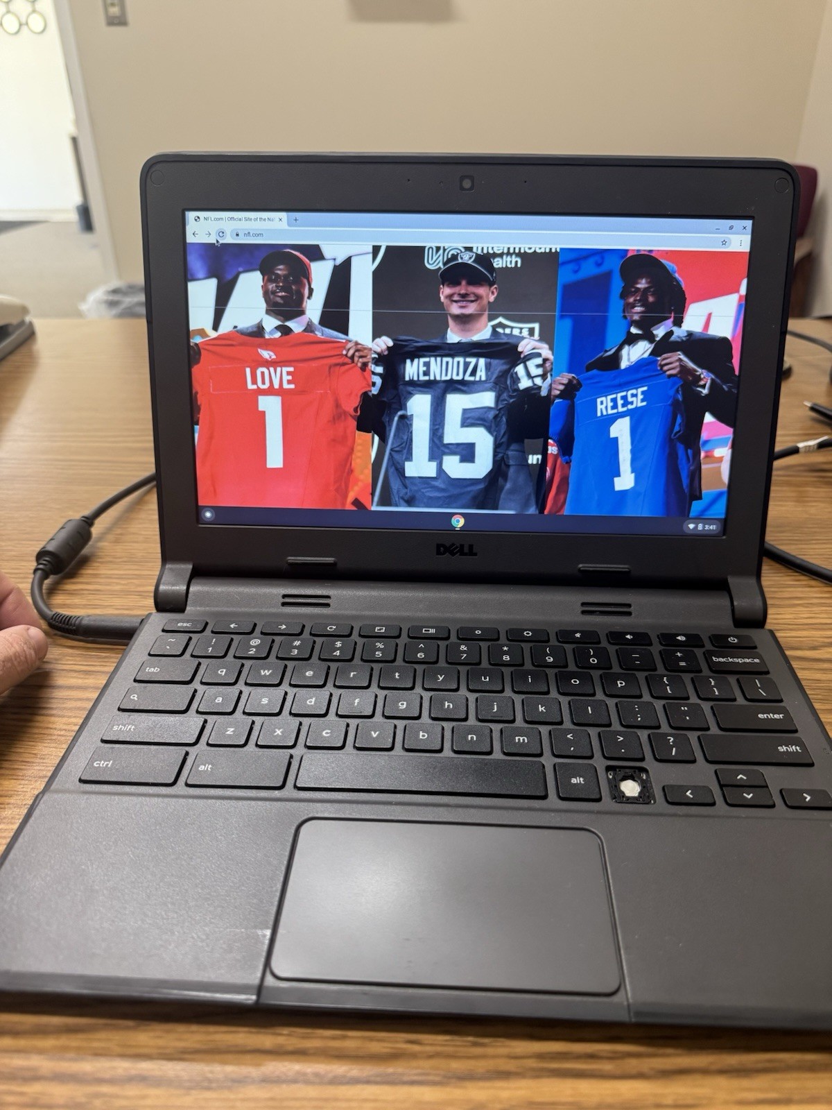 Dell Laptop With Charger Line On Screen Works
