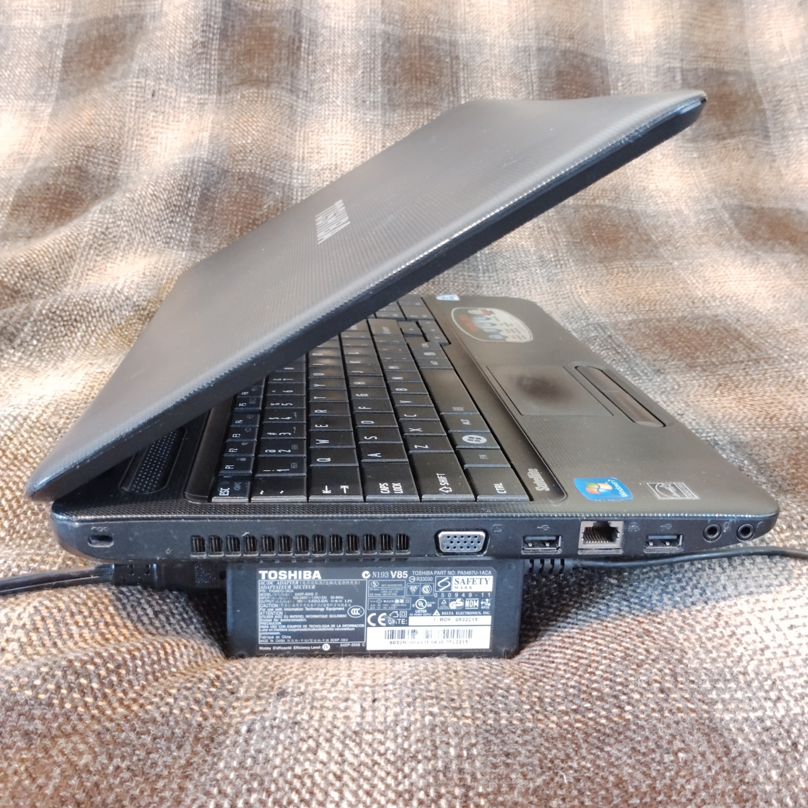 Toshiba Satellite C655-S5082 Intel Celeron 900 4GB RAM 320GB HDD. ur pick Linux!