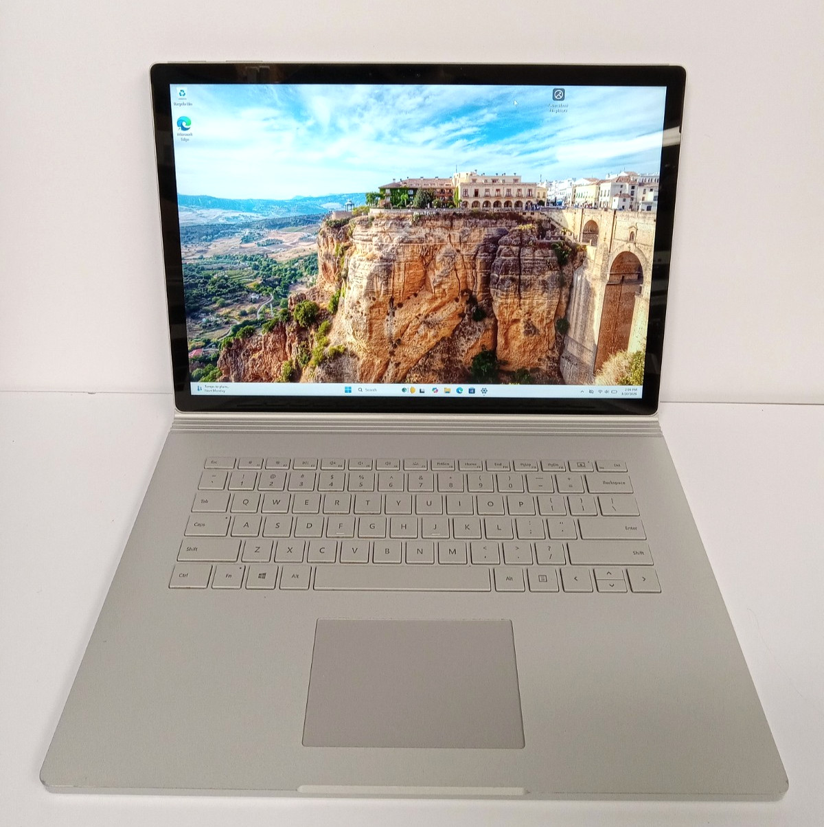 Microsoft Surface Book 2 1703 15″ (256GB SSD, i7 8th Gen, 16GB) -FOR PARTS, READ