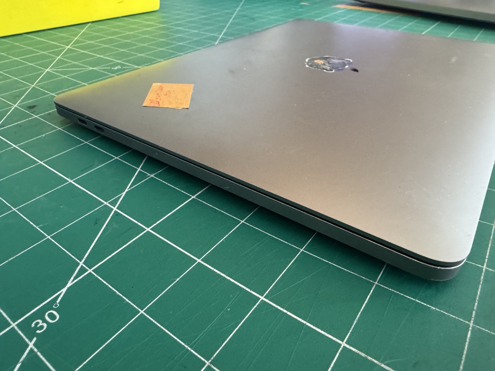 APPLE MACBOOK PRO A1989 WON’T TURN ON FOR PARTS AS-IS SEE PHOTOS