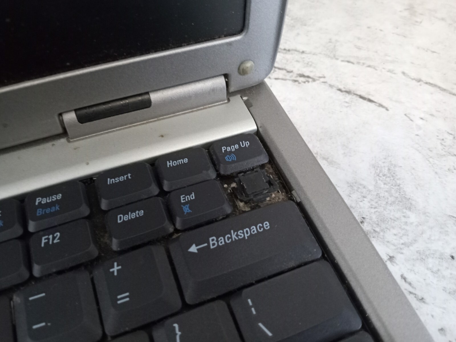 Dell Latitude D600 14″ Laptop Intel Pentium CPU – POWER DEAD – READ -RR