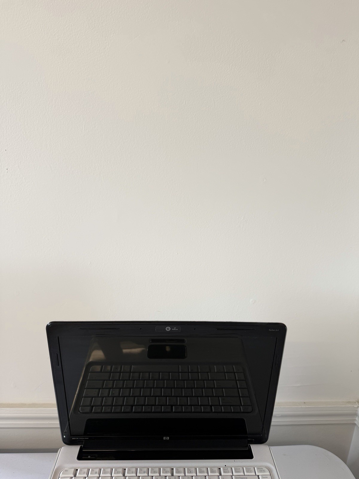 HP Pavillion dv4-2145dx Laptop – Good Screen – RAM 4 GB – Read Des