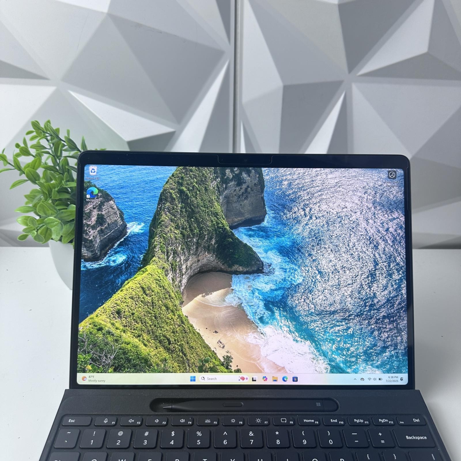 Microsoft Surface Pro 11th, 13″ OLED, Snapdragon X Plus, 16GB, 512GB Bundle