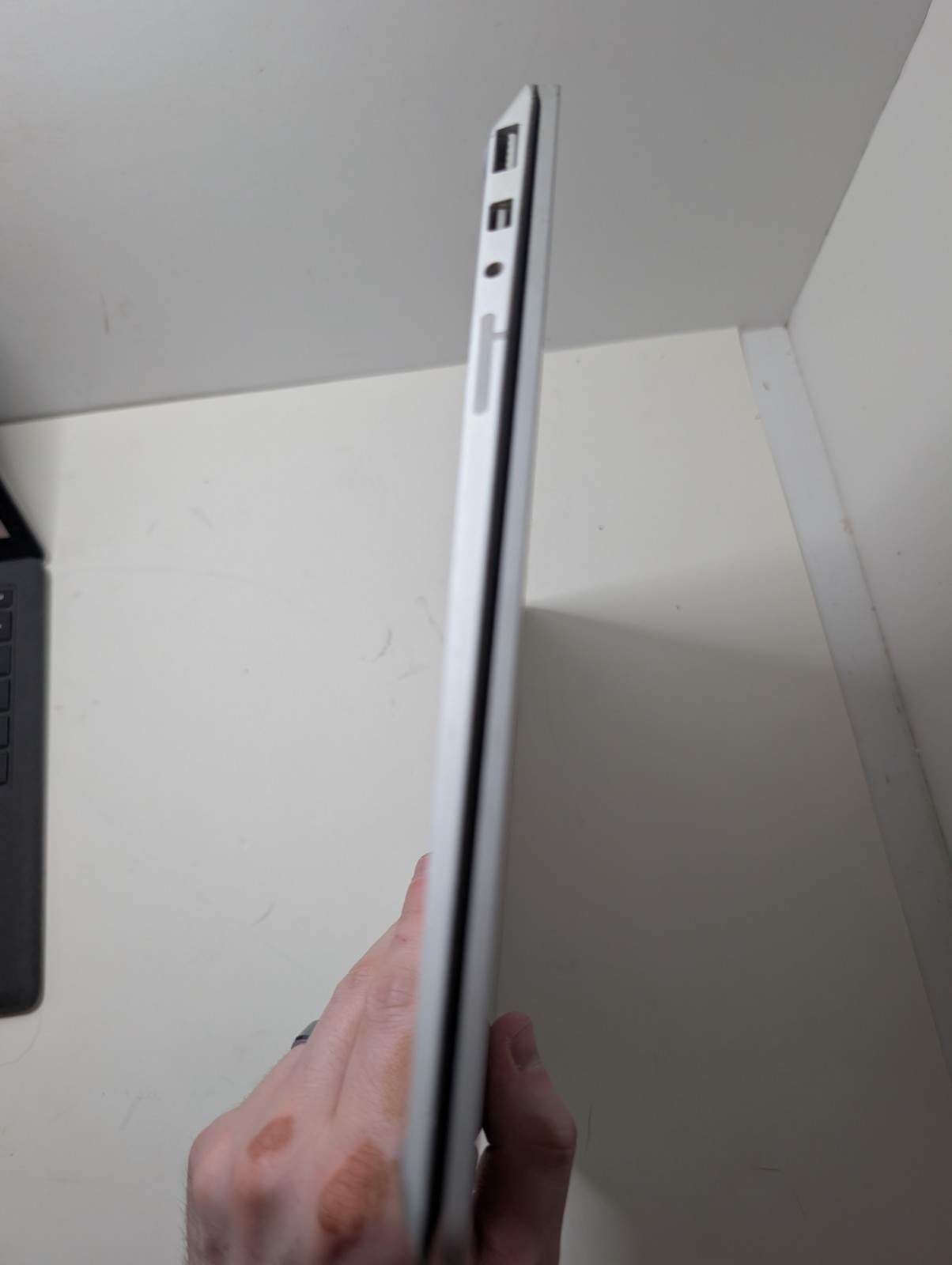 Microsoft Surface Laptop 13.5″ i7-7660U 8GB RAM 256GB SSD Touch Win10 Pro Read
