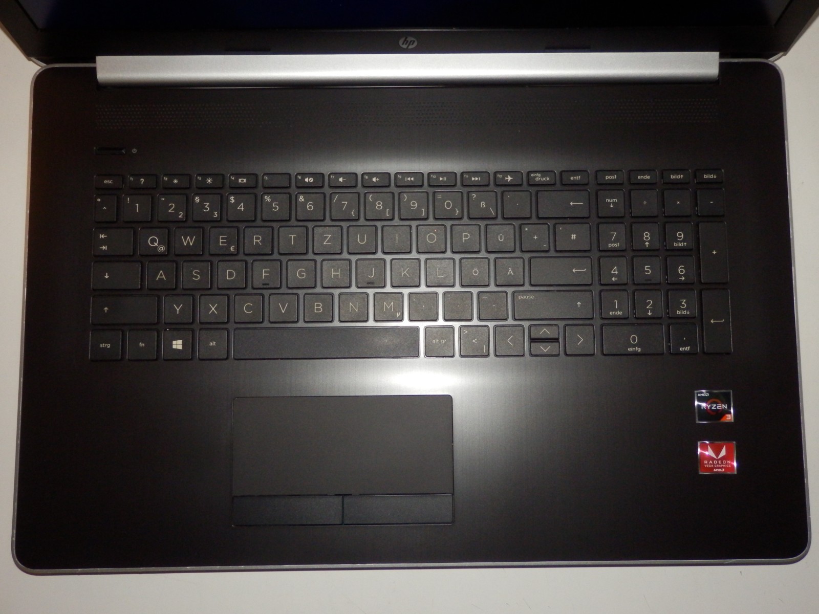 HP 17-ca0012ng – AMD Ryzen 3 2200U, 8GB Ram, 128GB SSD, 1TB HDD, 17.3″ FHD IPS