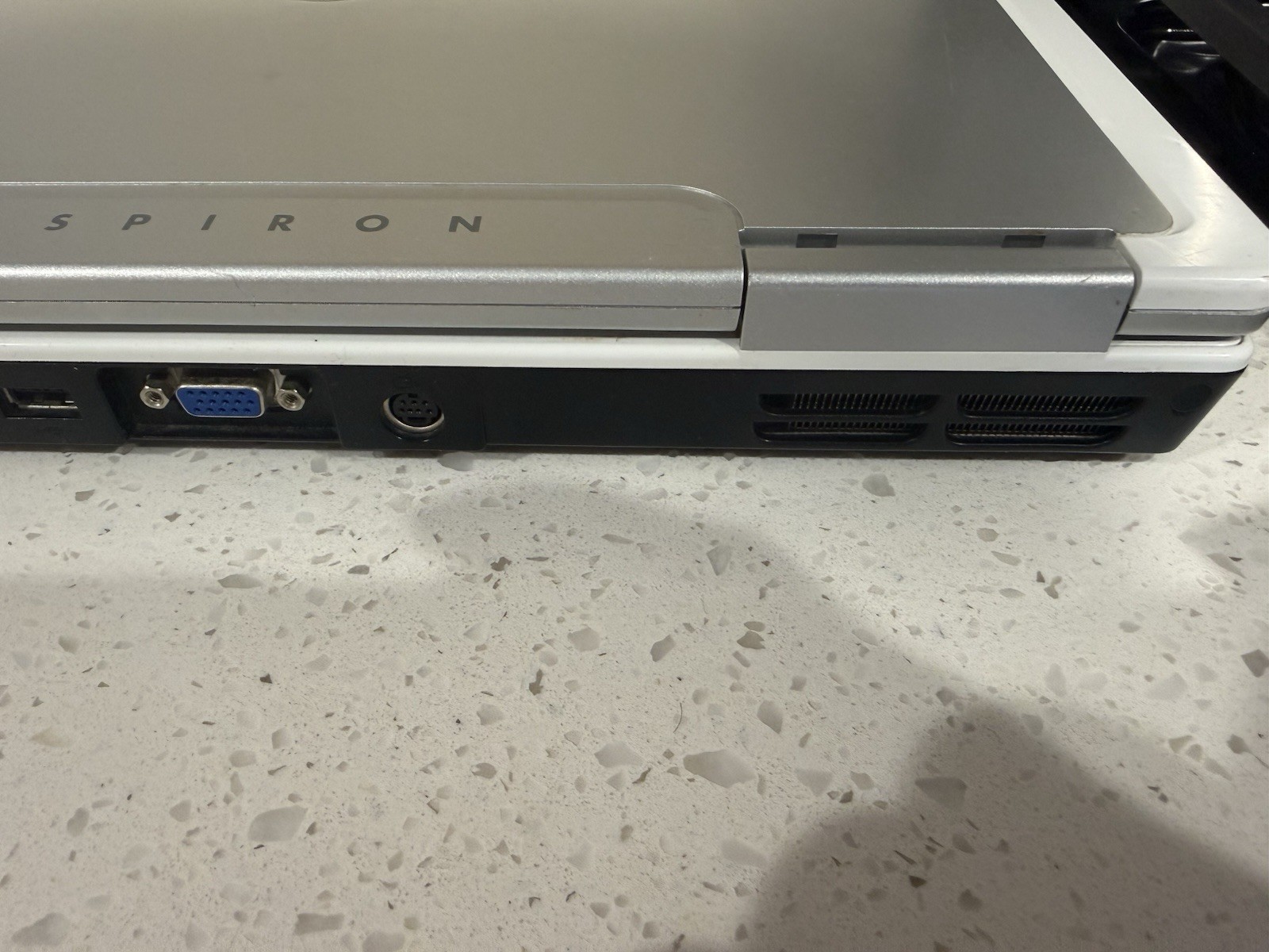 Dell Inspiron 6400 Laptop Intel Centrino 15.4″ Windows XP Media Center Wi-Fi DVD